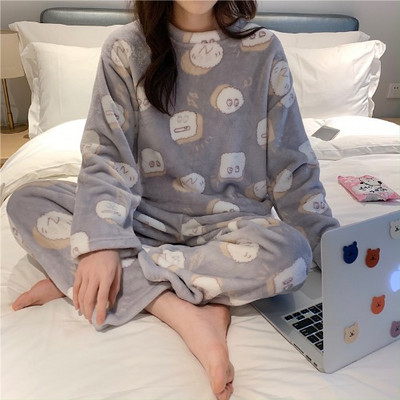 Mustri ja ümara kaelusega laia mudeliga naiste pidžaamad