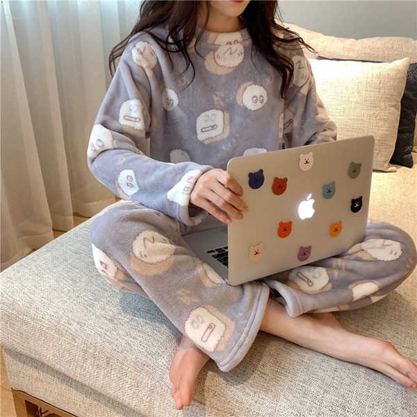 Mustri ja ümara kaelusega laia mudeliga naiste pidžaamad