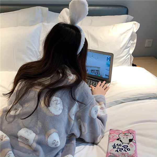 Mustri ja ümara kaelusega laia mudeliga naiste pidžaamad