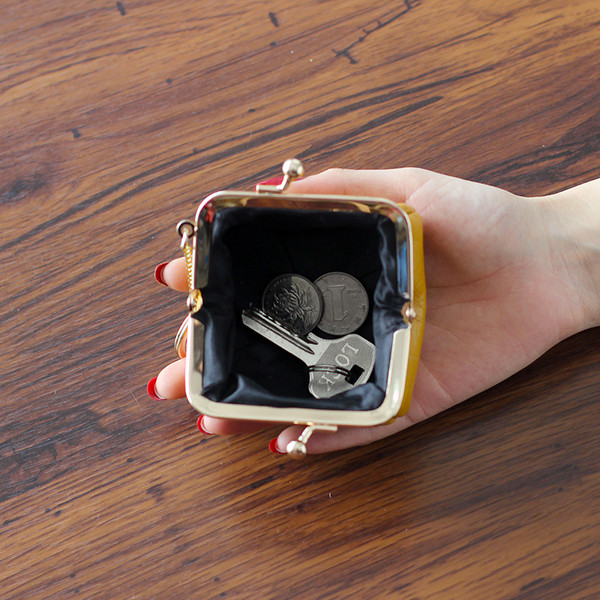 Γυναικείο πορτοφόλι με μεταλλική στερέωση σε ρετρό στιλ