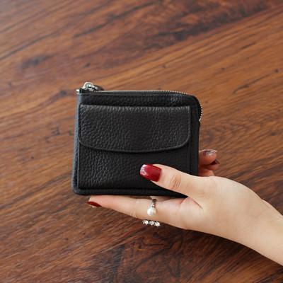 Дамски кожен портфейл с цип и преден джоб в няколко цвята