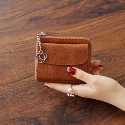 Дамски кожен портфейл с цип и преден джоб в няколко цвята