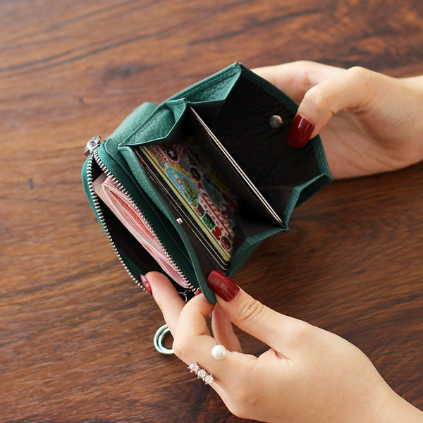 Дамски кожен портфейл с цип и преден джоб в няколко цвята