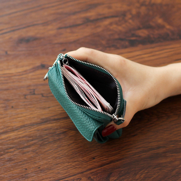 Дамски кожен портфейл с цип и преден джоб в няколко цвята