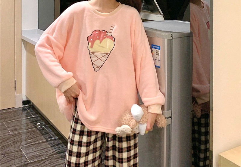 Női korszerű pizsama kockás nadrágból és rátétes blúzból