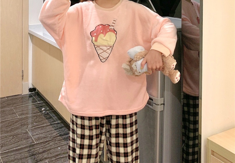 Női korszerű pizsama kockás nadrágból és rátétes blúzból