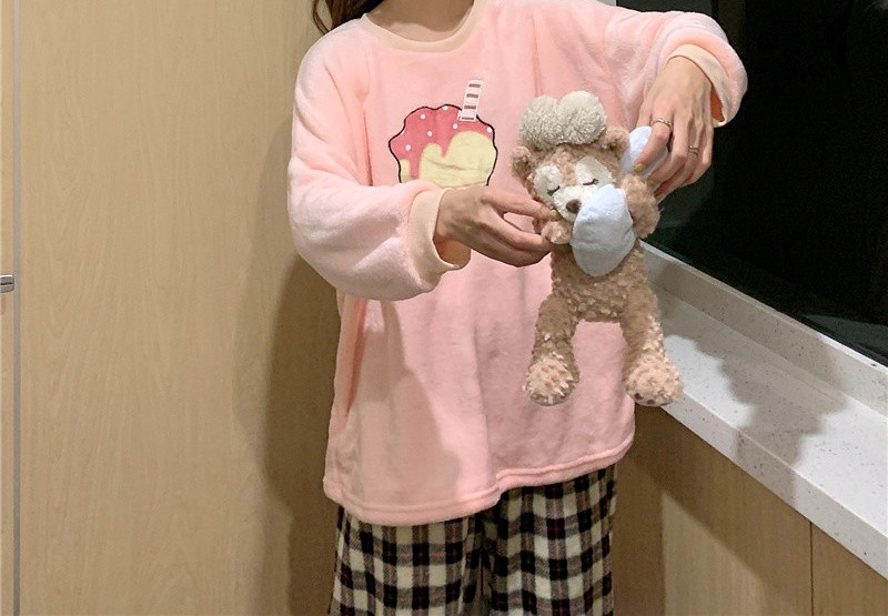 Női korszerű pizsama kockás nadrágból és rátétes blúzból