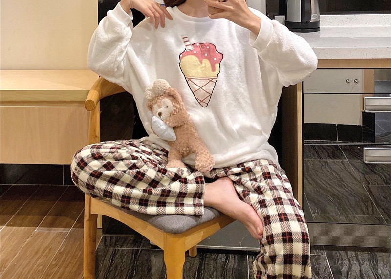 Női korszerű pizsama kockás nadrágból és rátétes blúzból