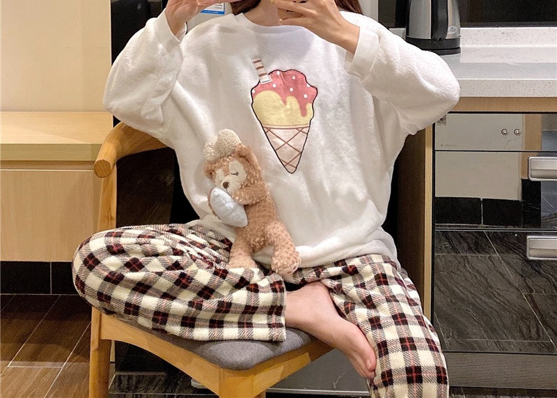 Női korszerű pizsama kockás nadrágból és rátétes blúzból