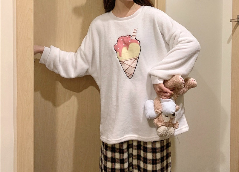 Női korszerű pizsama kockás nadrágból és rátétes blúzból