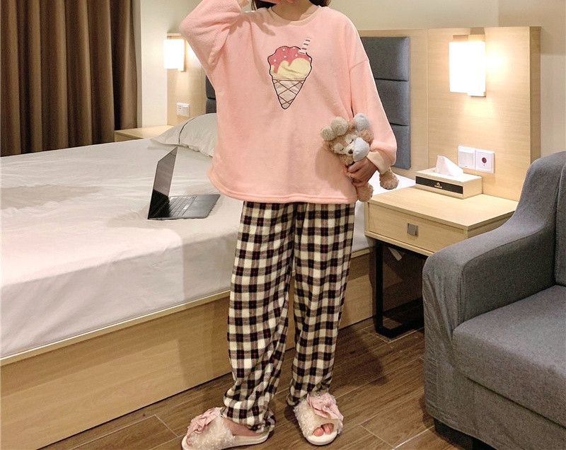 Női korszerű pizsama kockás nadrágból és rátétes blúzból