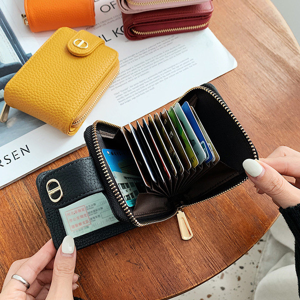 Mitmes värvitoonis lukuga naiste nahast rahakott