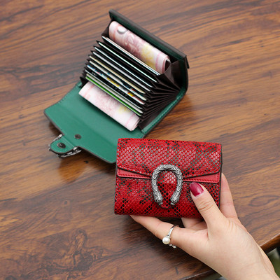 Γυναικείο έκο δερμάτινο πορτοφόλι με μεταλλική διακόσμηση και άνιμαλ πριντ