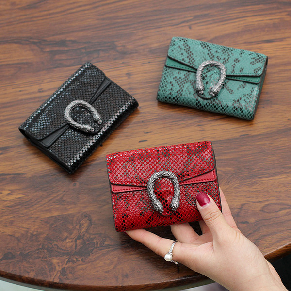 Női bőr pénztárca fém díszítéssel, állatmintával