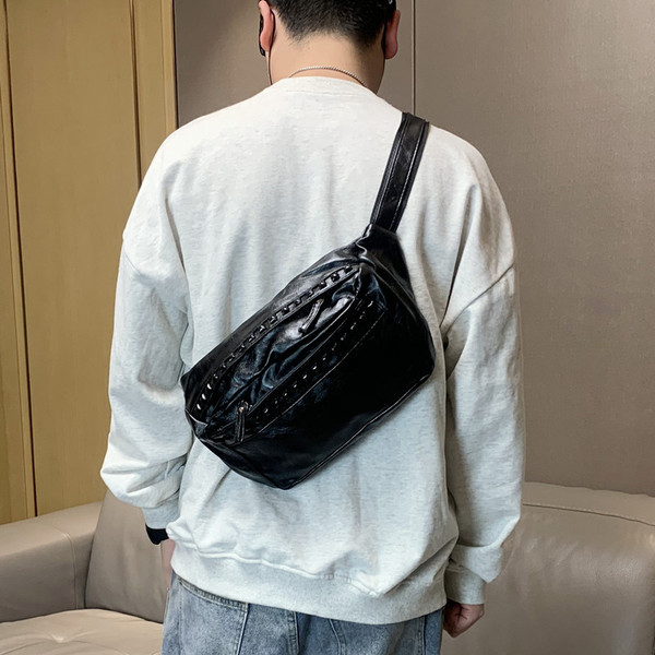 Öko-nahast moodne tõmbluku ja neetidega meestekott