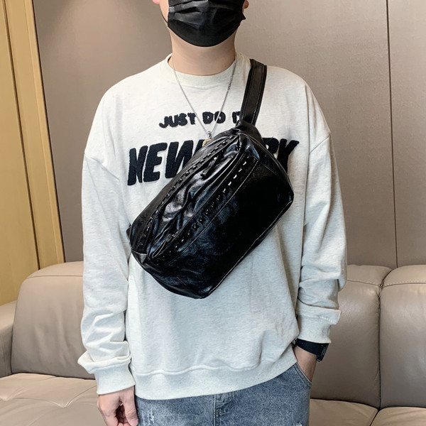 Öko-nahast moodne tõmbluku ja neetidega meestekott