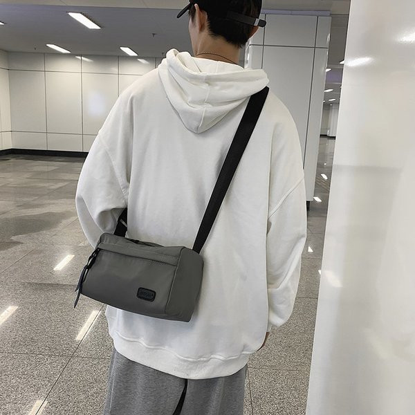 Ανδρική καθημερινή τσάντα με έμβλημα και φερμουάρ