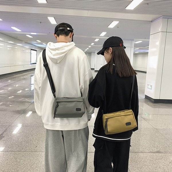 Ανδρική καθημερινή τσάντα με έμβλημα και φερμουάρ