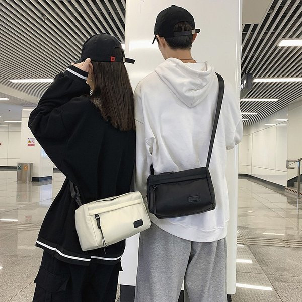 Ανδρική καθημερινή τσάντα με έμβλημα και φερμουάρ