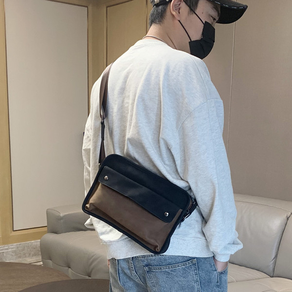 Kaasaegne pika sanga ja esitaskuga meestekott