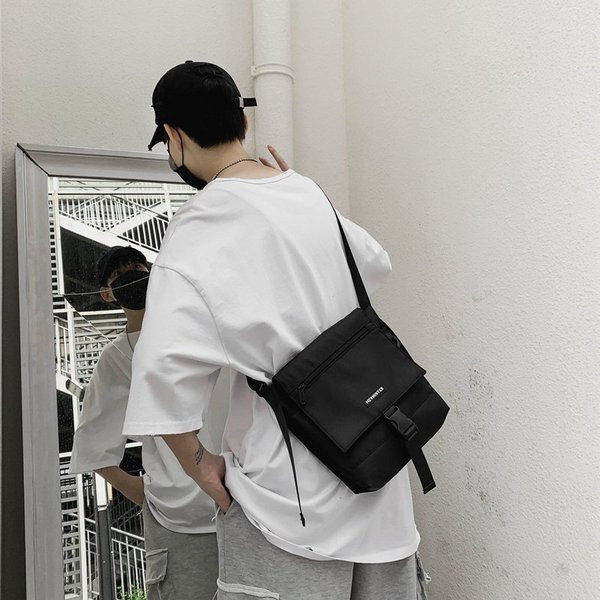 Férfi fekete táska fogantyúval és csattal