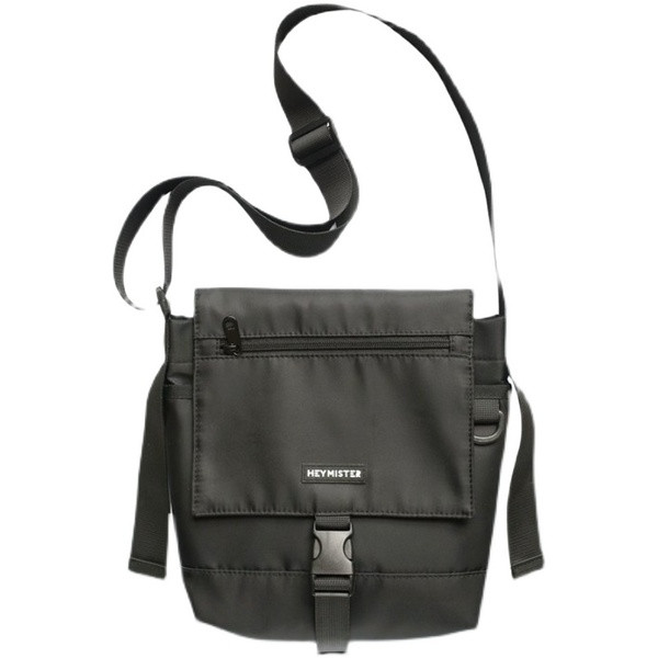 Férfi fekete táska fogantyúval és csattal