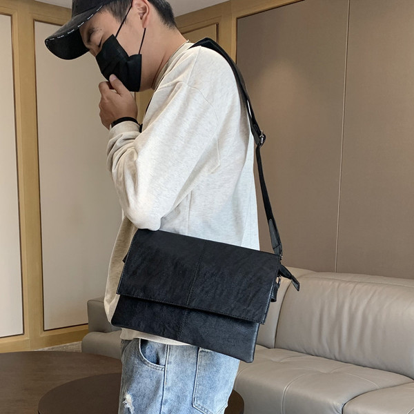 Ανδρική τσάντα με μακριά λαβή σε μαύρο και τετράγωνο σχήμα