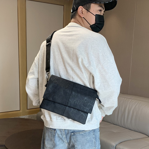 Ανδρική τσάντα με μακριά λαβή σε μαύρο και τετράγωνο σχήμα