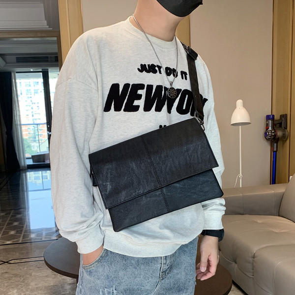 Ανδρική τσάντα με μακριά λαβή σε μαύρο και τετράγωνο σχήμα