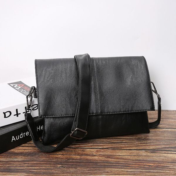 Ανδρική τσάντα με μακριά λαβή σε μαύρο και τετράγωνο σχήμα