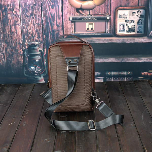 Ανδρική έκο δερμάτινη τσάντα νέο μοντέλο με φερμουάρ σε καφέ χρώμα