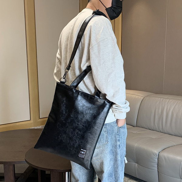 Férfi bőrtáska hosszú és rövid fülekkel, fekete színben