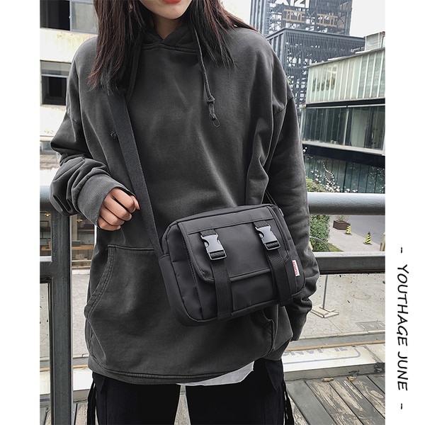 Fekete férfi táska csatokkal és cipzárral