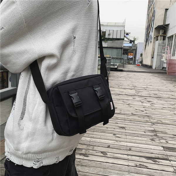 Fekete férfi táska csatokkal és cipzárral