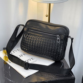 Moodne musta värvi kunstnahast kott