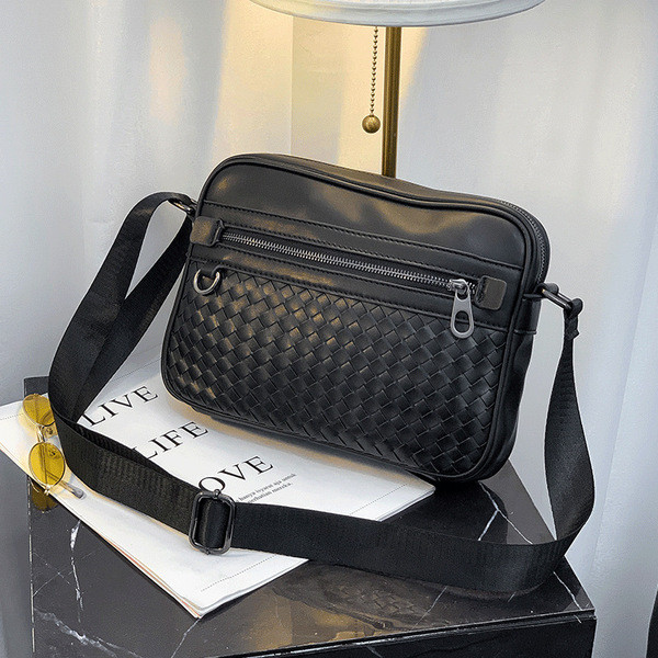 Moodne musta värvi kunstnahast kott