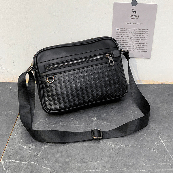 Moodne musta värvi kunstnahast kott