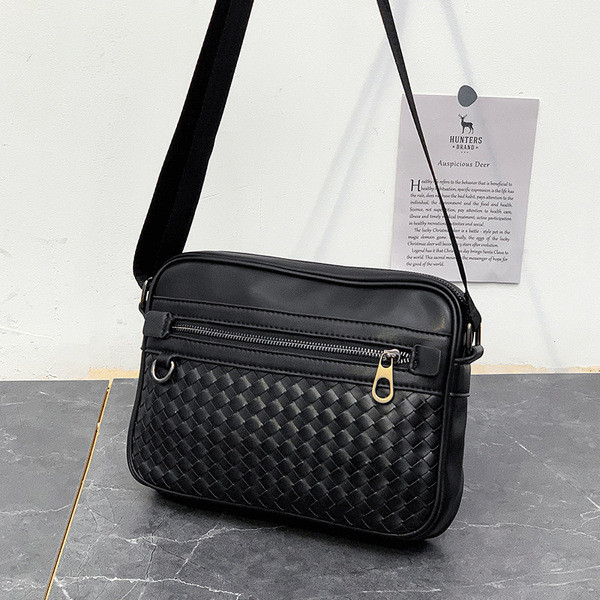 Moodne musta värvi kunstnahast kott