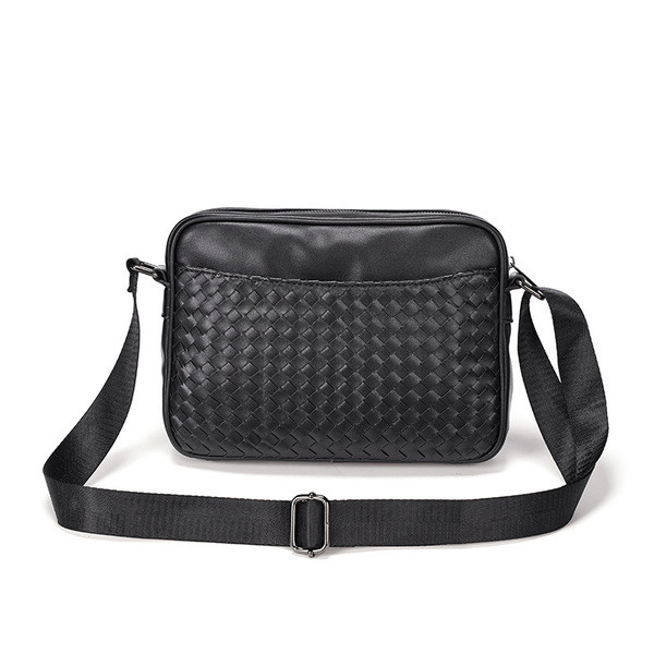 Moodne musta värvi kunstnahast kott