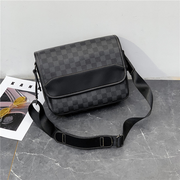 Napi férfi válltáska fekete színben