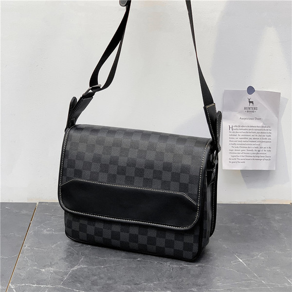 Napi férfi válltáska fekete színben