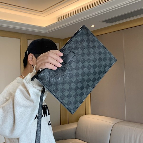 Férfi kockás bőrtáska fogantyúval és cipzárral