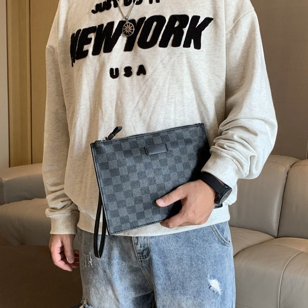 Férfi kockás bőrtáska fogantyúval és cipzárral