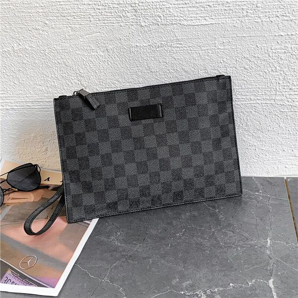 Férfi kockás bőrtáska fogantyúval és cipzárral