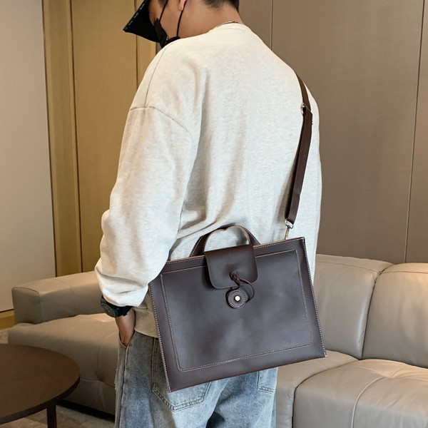 Kandilise kujuga ja pruuni värvi meeste nahast kott