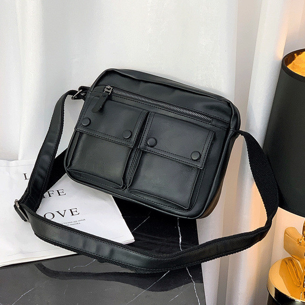 Musta värvi nahast kott taskuga