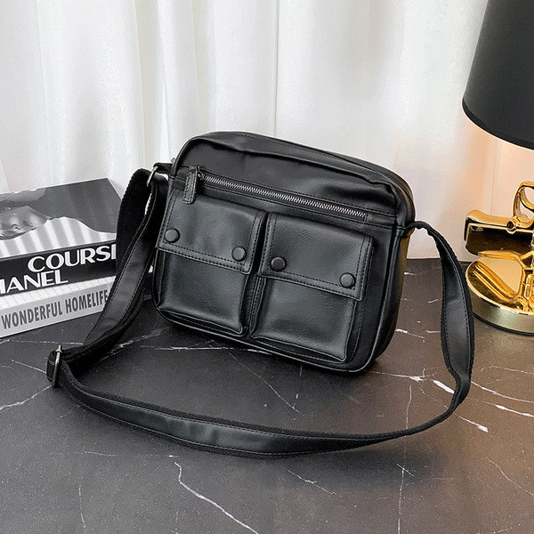 Musta värvi nahast kott taskuga