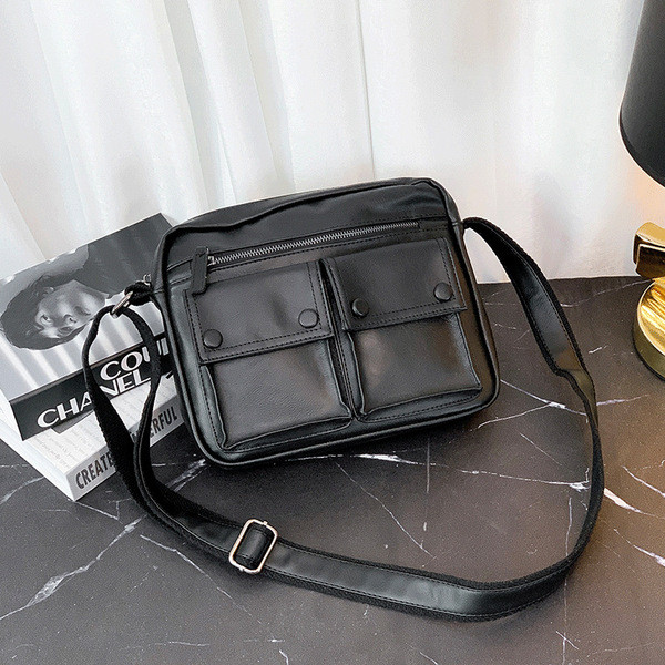 Musta värvi nahast kott taskuga