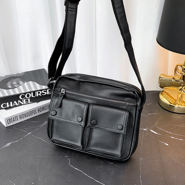 Musta värvi nahast kott taskuga