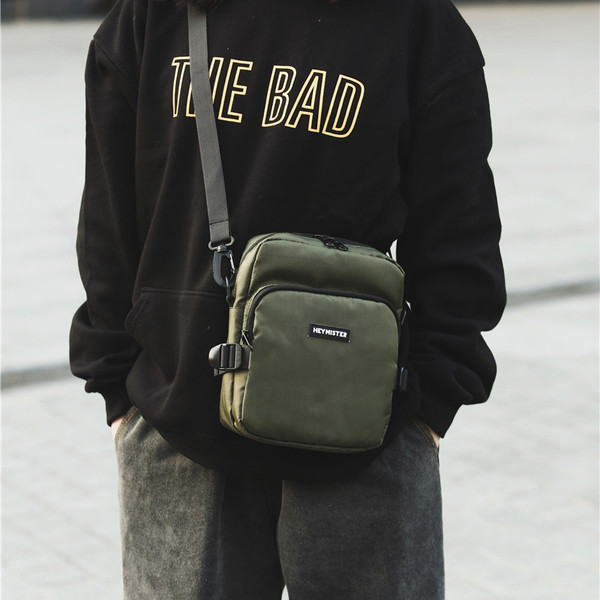 Férfi válltáska hosszú fogantyúval